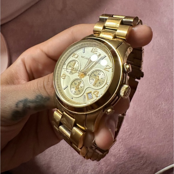 Michael Kors Watch - Gold in great condition! - Picture 9 of 10